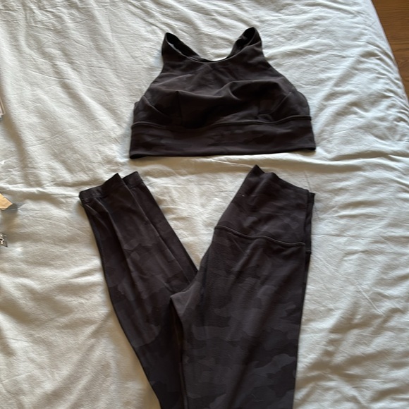 Lululemon matching set bra and  long pants soze 4 - Picture 1 of 6